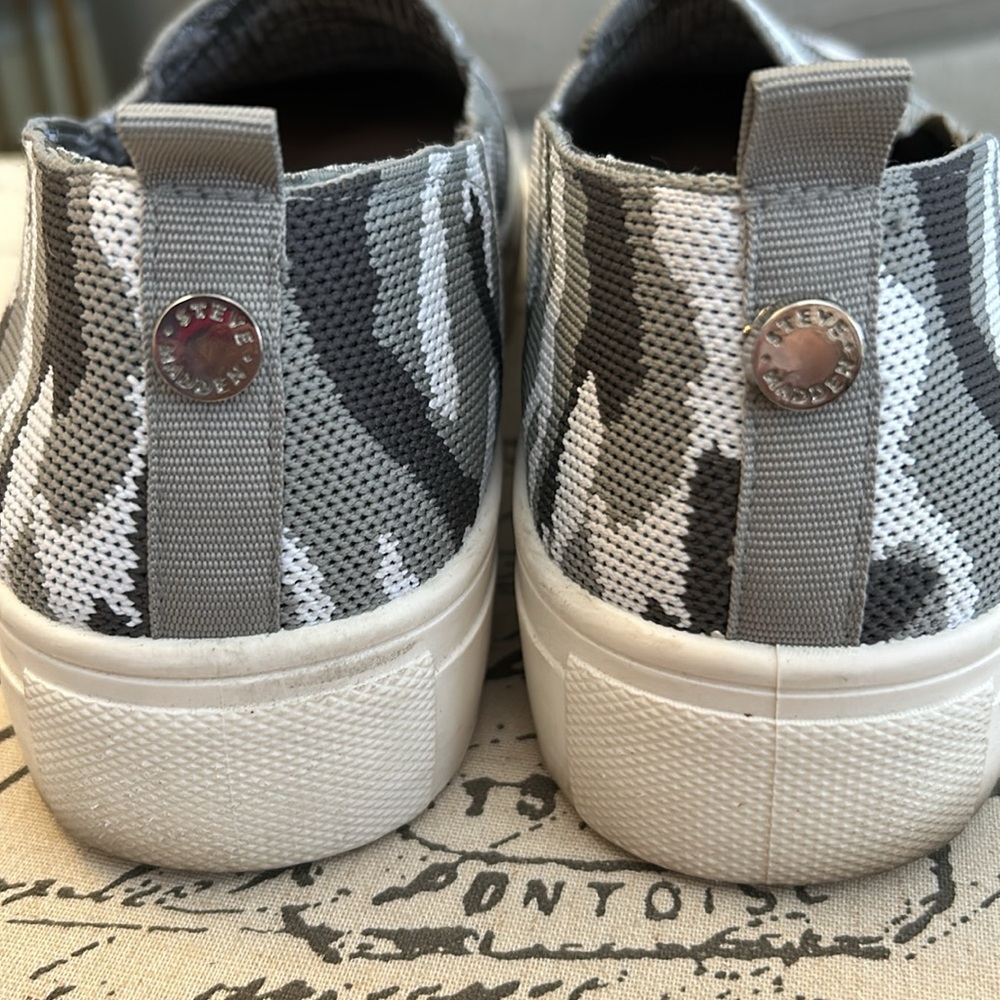 Steve Madden Maygee Women's Camouflage Slip On Sneakers Size 9 🩶🤍🖤 - Picture 4 of 11